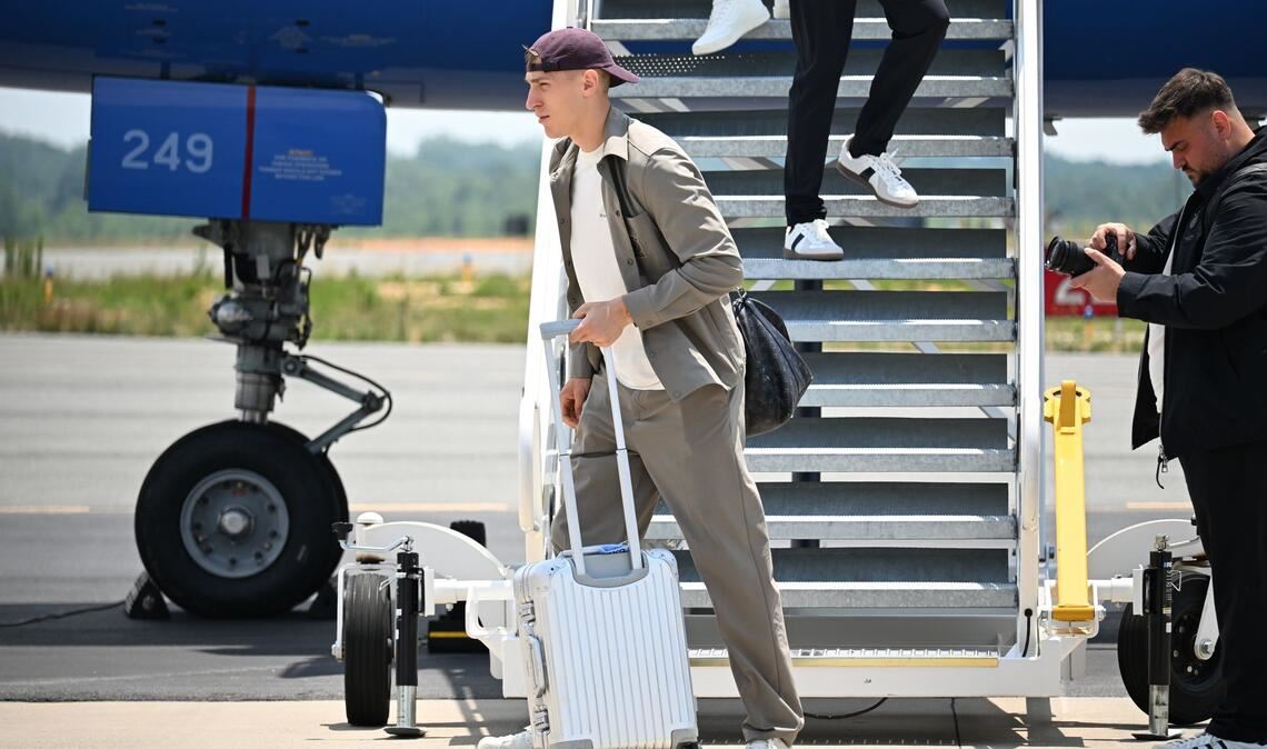 Nico Schlotterbeck steigt aus dem DFB-Flieger.