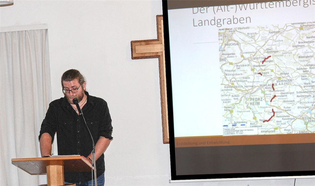 Nico Vincent Völkel bei seinem Vortrag in Dürrmenz. Foto: Gießler