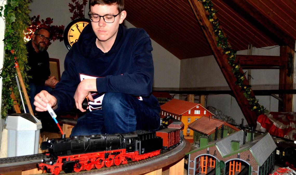 Nicolas Eyholzer füllt das Rauchöl nach, das den Dampf erzeugt. Foto: privat