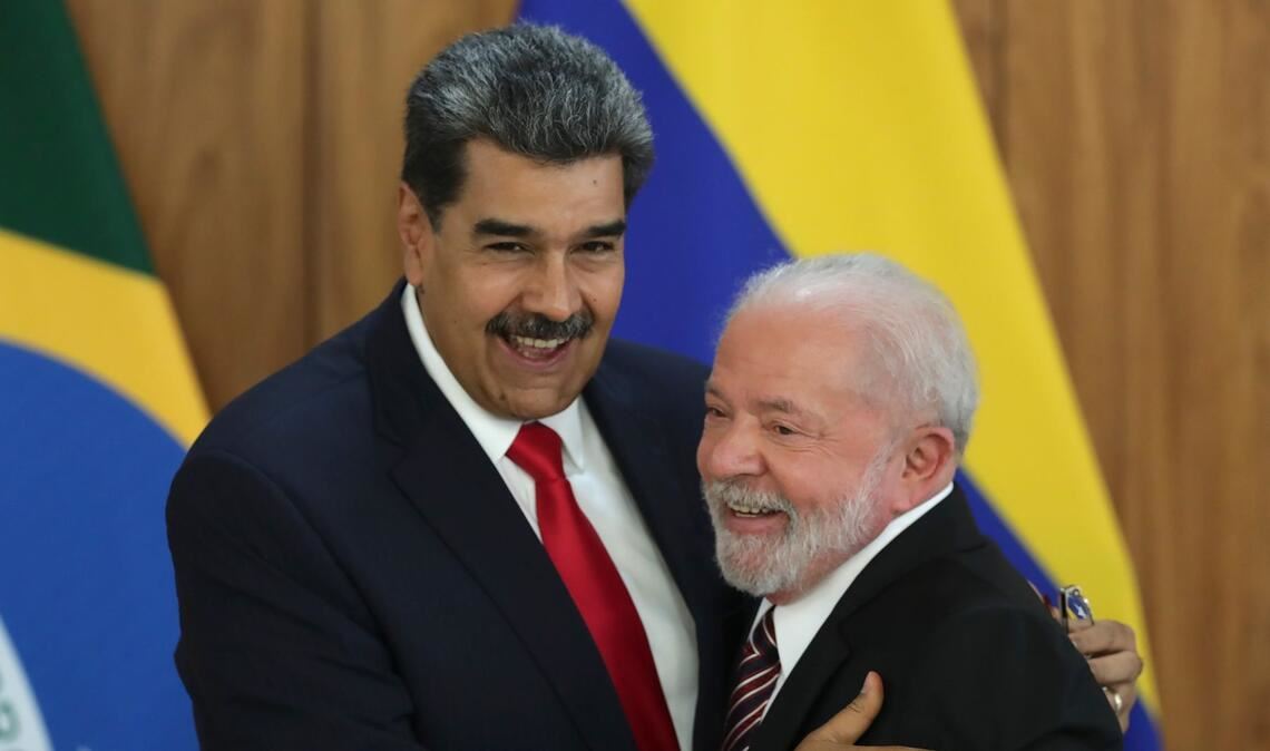 Nicolas Maduro (l), Präsident von Venezuela, umarmt Brasiliens Präsidenten Luiz Inacio Lula da Silva (r) nach einer gemeinsamen Pressekonferenz.
