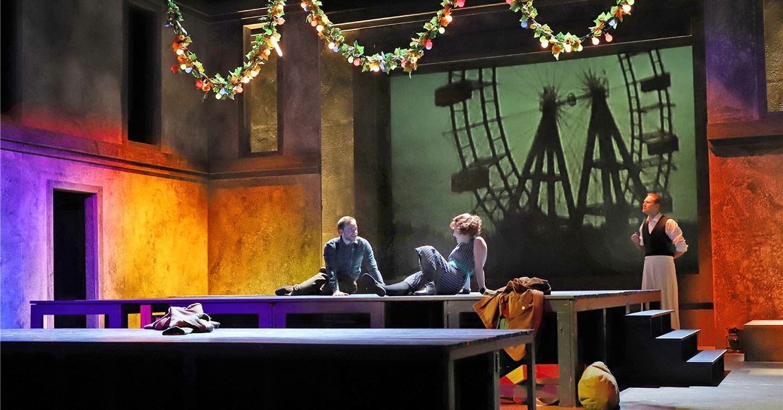 Nicolas Martin (Franz Huchel; v.li.), Johanna Miller (Anezka) und Bernhard Meindl (böhmischer Kellner).Fotos: Theater Pforzheim/Sabine Haymann