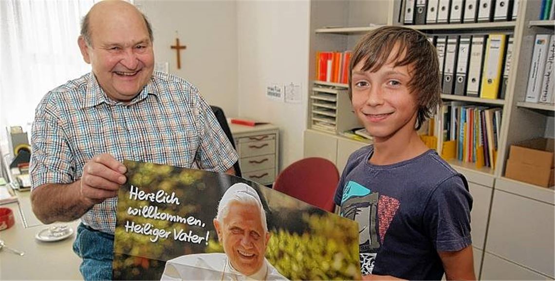 Nicolas Pyrtek (re.), der zweitjüngste Teilnehmer, freut sich ebenso wie der zweitälteste Freiburg-Fahrer, Franz Stocker aus Illingen, auf den Papst.