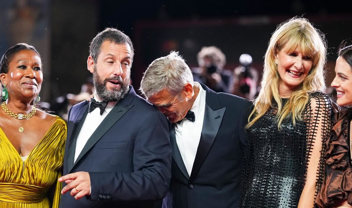 Bilder des Tages Nicole Avant (l-r), Adam Sandler, George Clooney, Laura Dern und Riley Keough posieren für Fotografen auf dem roten Teppich für den Film "Jay Kelly" während der 82. Ausgabe der Filmfestspiele von Venedig.