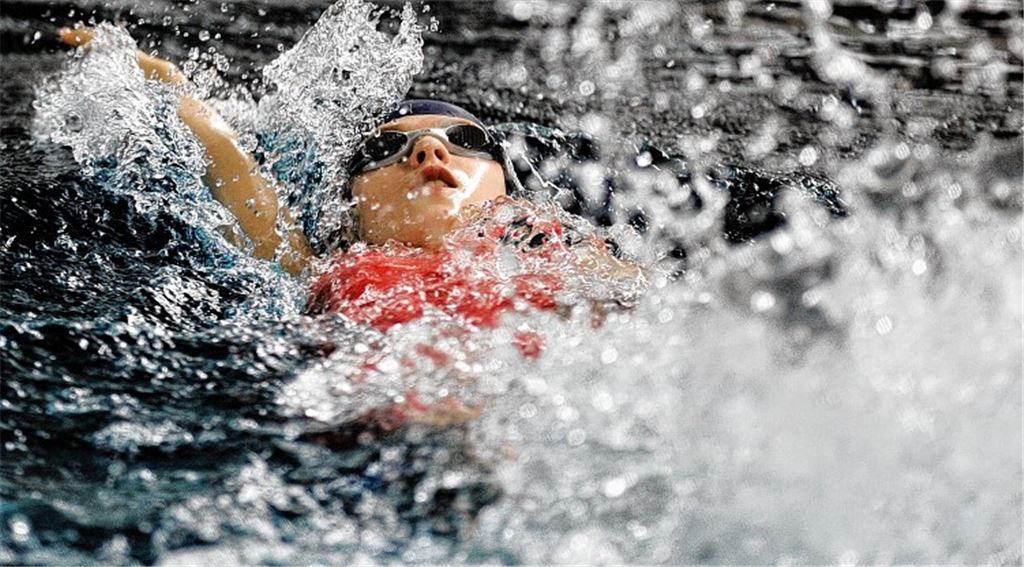 Nicole Carmosin schwimmt so schnell sie kann. Doch mit nur vier Mädchen ist für das Team der SG Neckar/Enz kein Top-Ten-Platz mehr drin.