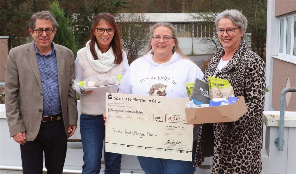 Nicole Heinrich hat den Scheck in den Händen, Geschäftsführer Hans-Ulrich Wetzel, Tanja Ebser und Claudia Schäfer (re., alle Elser Gruppe) freuen sich mit der Igelpflegerin. Foto: Schüller