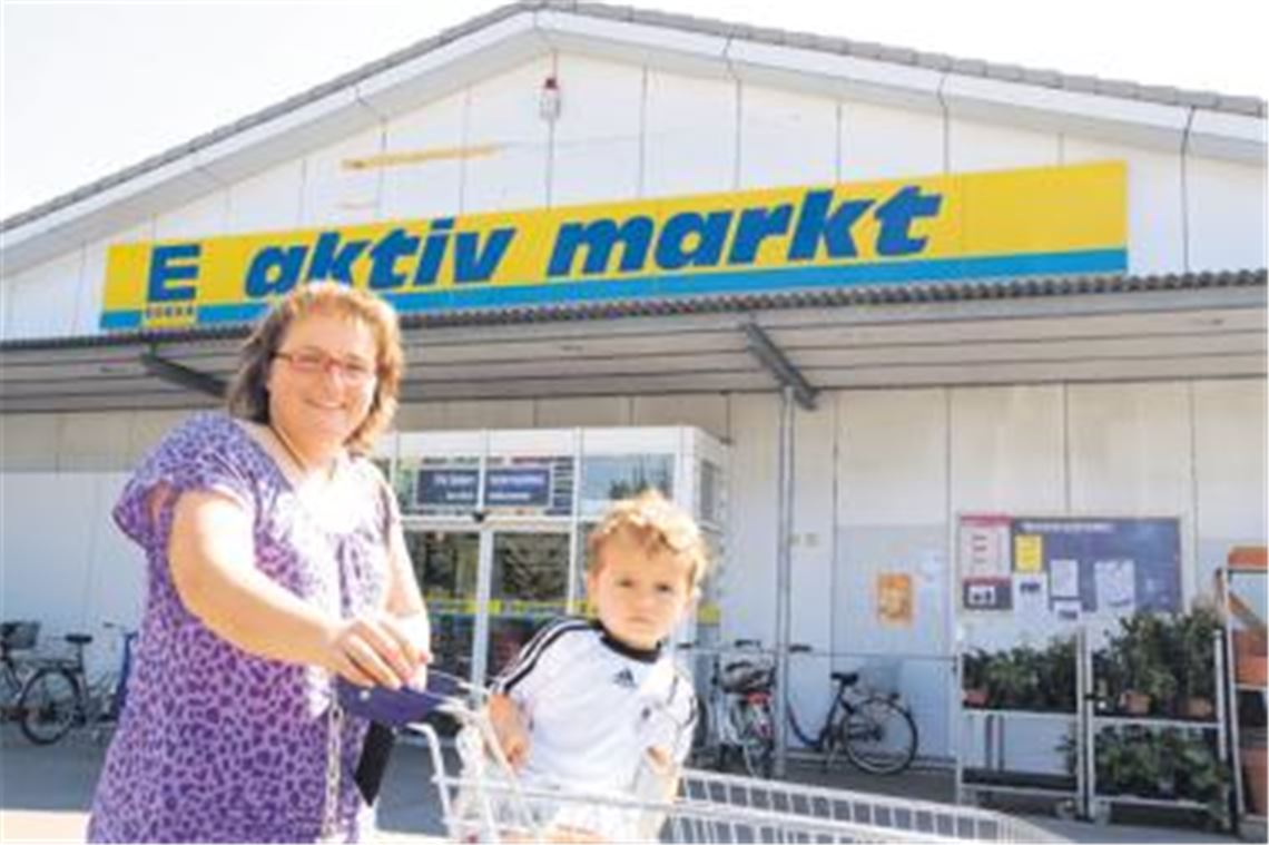 Nicole Tosun mit ihrem zweijährigen Sohn Aurélio vor dem Illinger Supermarkt. Vor acht Tagen kippte ihr Einkaufswagen mit ihren zwei Kindern um  und keine der Kundinnen, die in der Nähe standen, half der jungen Mutter nach dem Malheur. Erst eine Verkäuferin kümmerte sich.
Foto: Franz