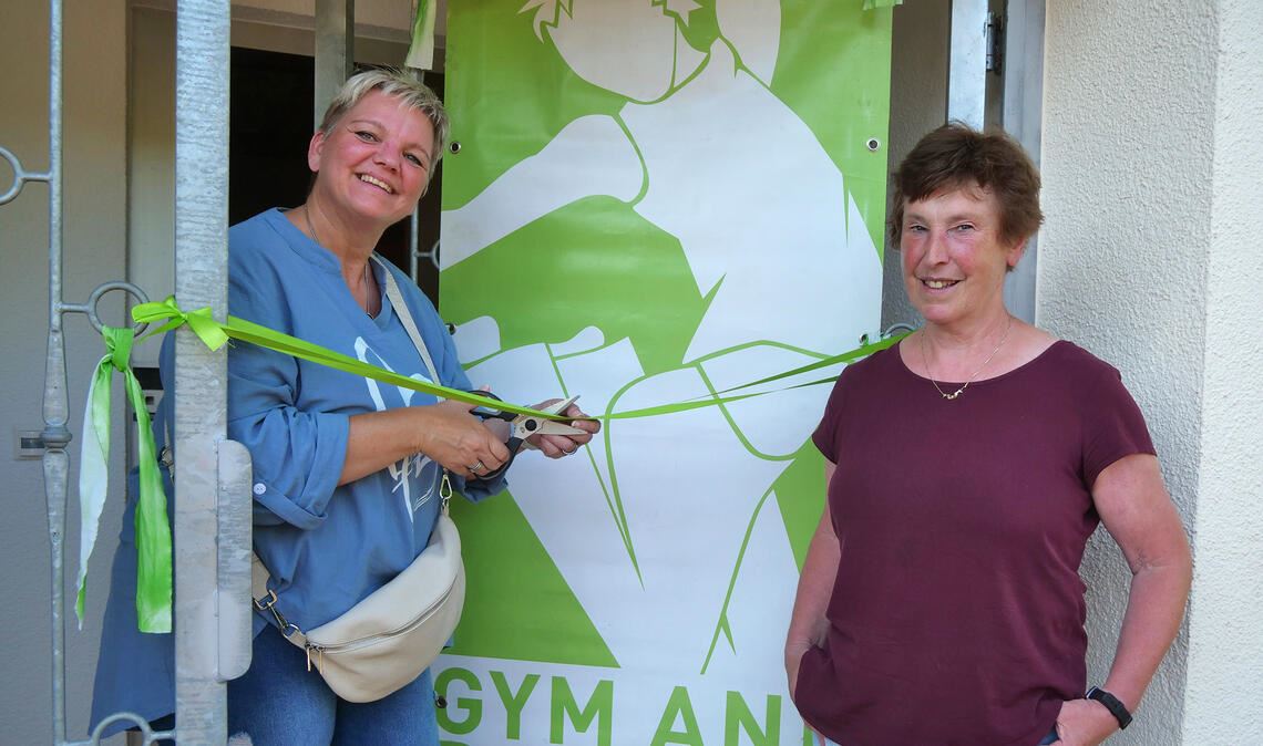 Gym and Dance feiert seine neue Heimat am Wullesee Nicole Walter (li.) und Sabine Lindauer eröffnen das Sportheim.