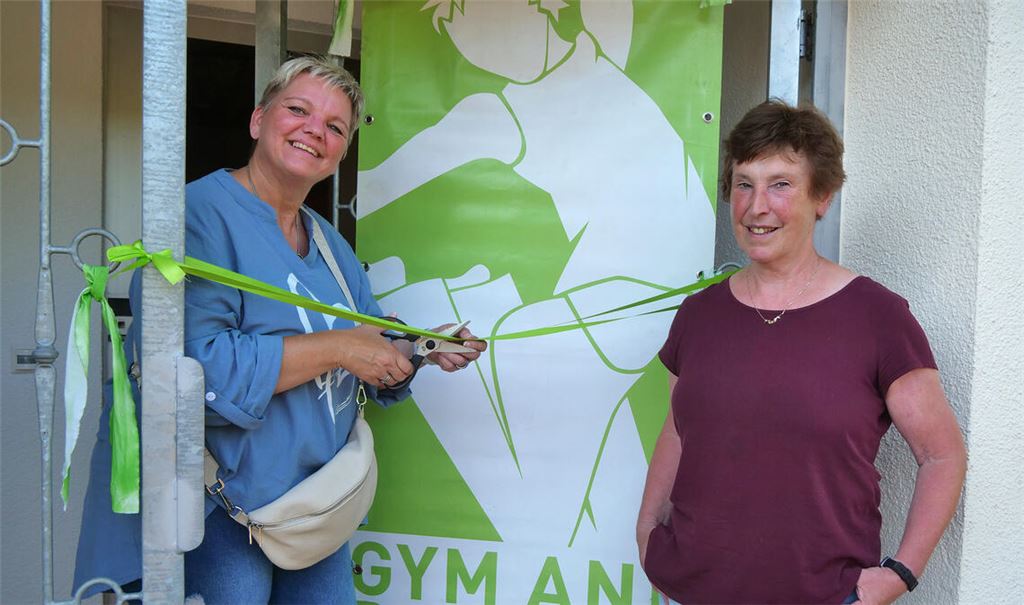 Nicole Walter (li.) und Sabine Lindauer eröffnen das Sportheim.