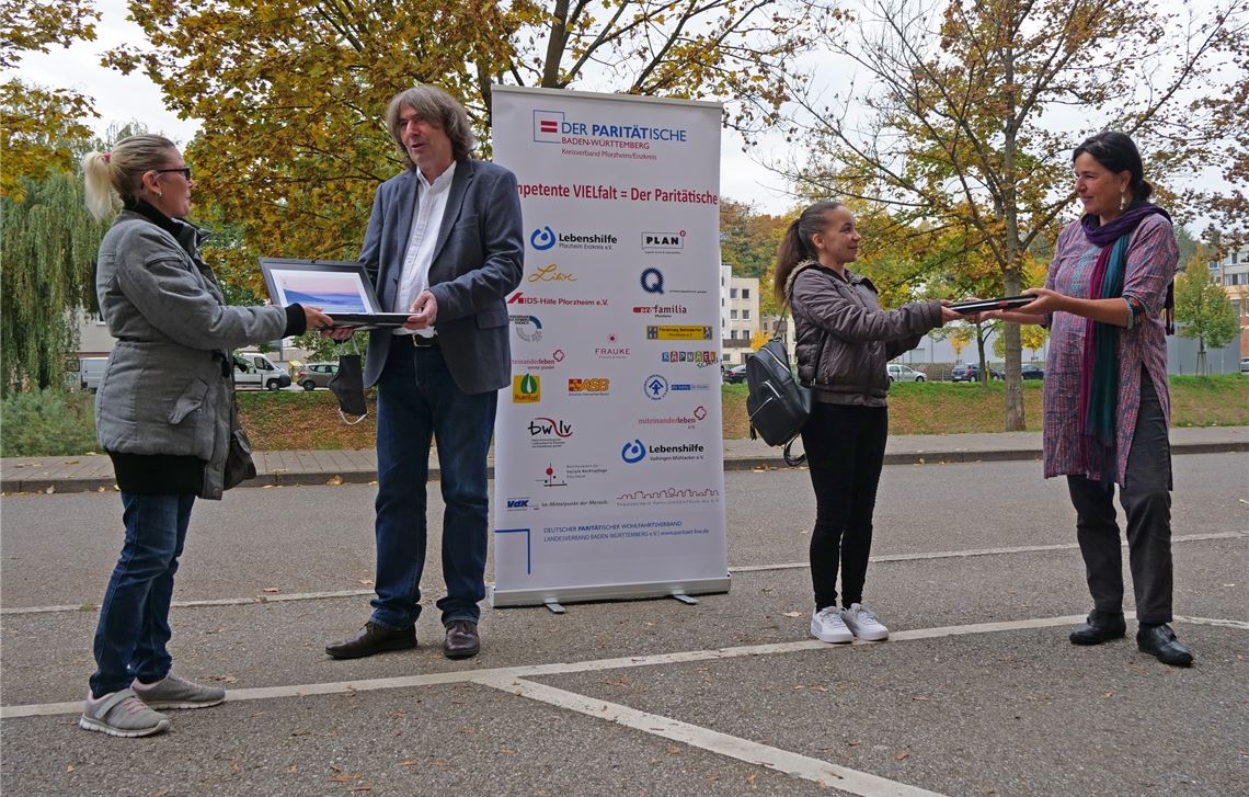 Nicole (li.) und Ramona (2.v.re.) freuen sich über den gebrauchten Laptop, den sie von Reinhard Gotsch und Ute Hötzer überreicht bekommen.Friedrich