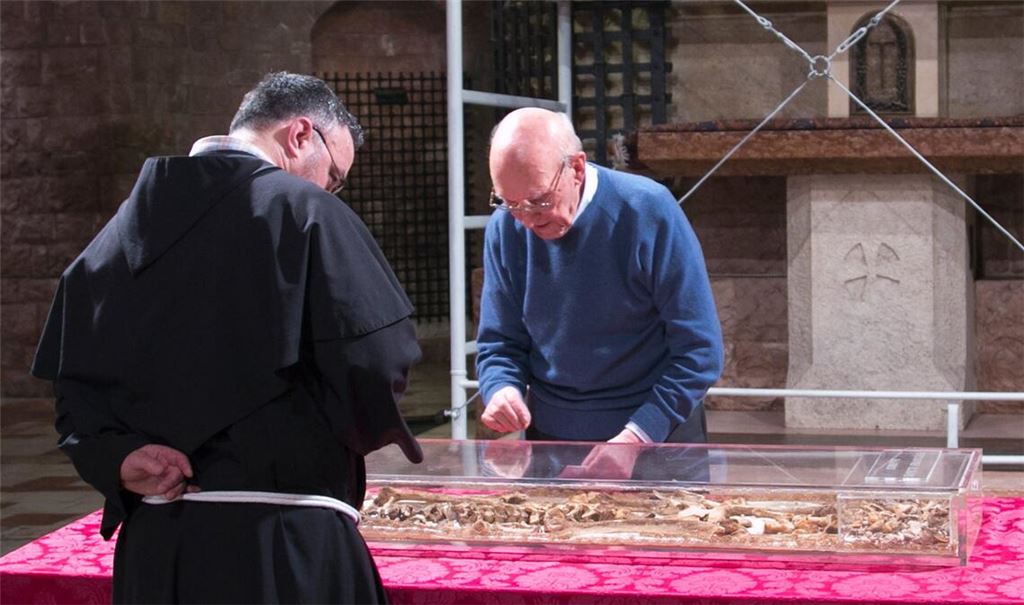 Nicolò Miani (re.), Professor für Humananatomie an der Katholischen Universität Sacro Cuore, inspiziert die Überreste des Heiligen Franz von Assisi.