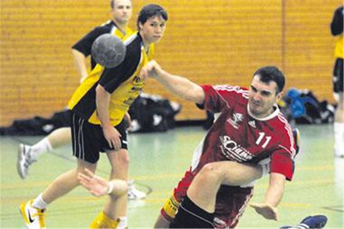 Niedergerungen: Der in der laufenden Saison von viel Verletzungspech gebeutelte TSV Knittlingen (Spasoje Ignatovic, in Rot) wirft sich den Frust von der Seele. Foto: Fotomoment