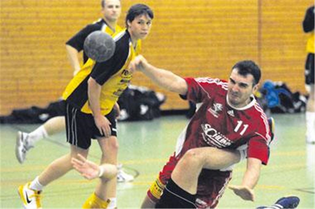 Niedergerungen: Der in der laufenden Saison von viel Verletzungspech gebeutelte TSV Knittlingen (Spasoje Ignatovic, in Rot) wirft sich den Frust von der Seele. Foto: Fotomoment