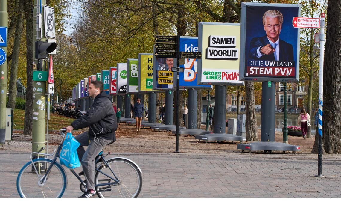 Niederlande, Den Haag: Blick auf Wahlplakate von 26 der 27 politischen Parteien, die an der Parlamentswahl am 29.10.2025 teilnehmen (Archivbild).
