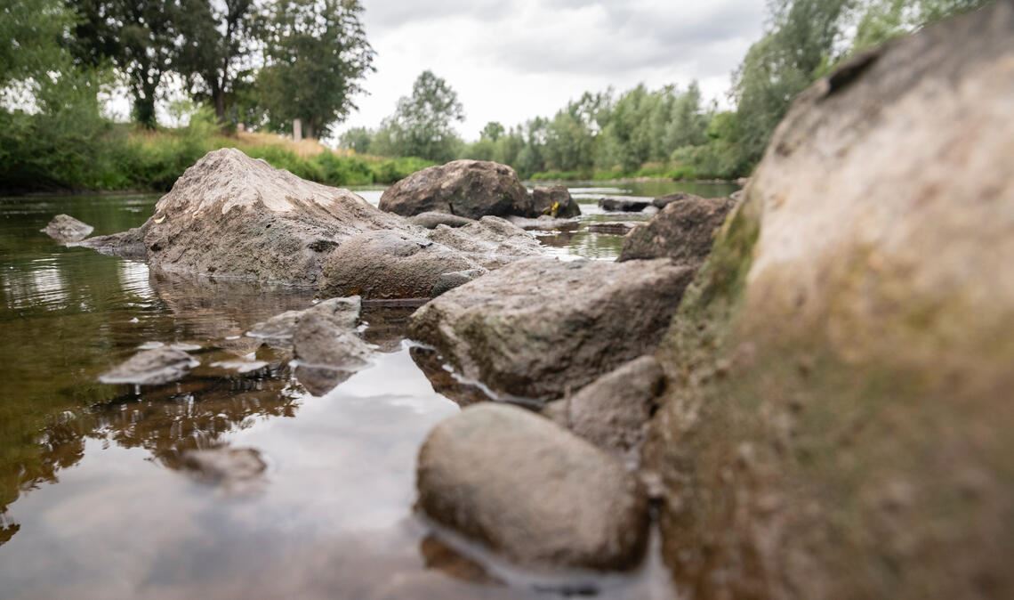 Niedriger Pegelstand: Auch an der Enz in Mühlacker sind die Spuren der anhaltenden Trockenheit nicht zu übersehen. Foto: Fotomoment