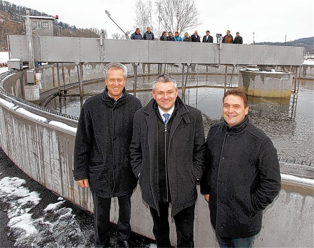 Niefern-Öschelbronns Bürgermeister Jürgen Kurz (v.li.) mit Bürgermeister Jörg-Michael Teply (Wurmberg) und Bürgermeister Heiko Faber (Kieselbronn) bei der offiziellen Inbetriebnahme der Kläranlage Niefern nach Umbau und Erweiterung. 