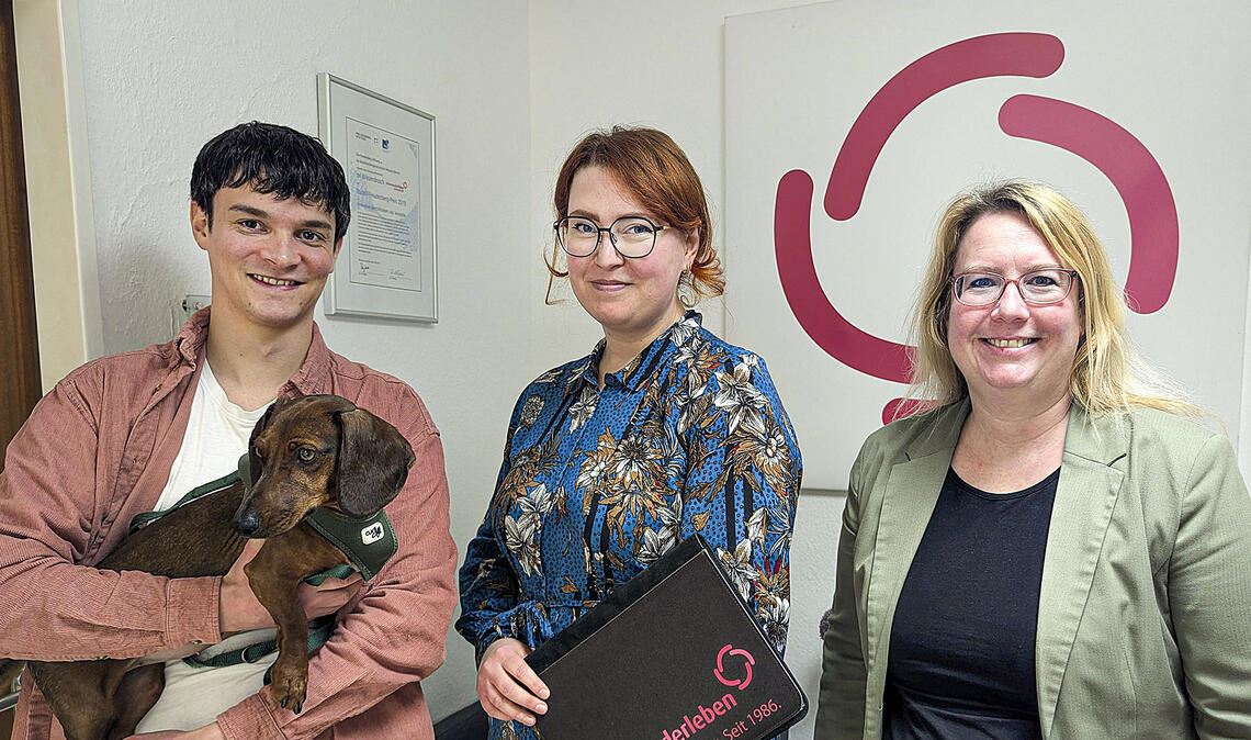 Nik Lang, der 50. Schulsozialarbeiter bei Miteinanderleben, mit Cora Kranz, Bereichsleitung für die Schulsozialarbeit, und Vorstand Maren Bieberich. Foto: Miteinanderleben