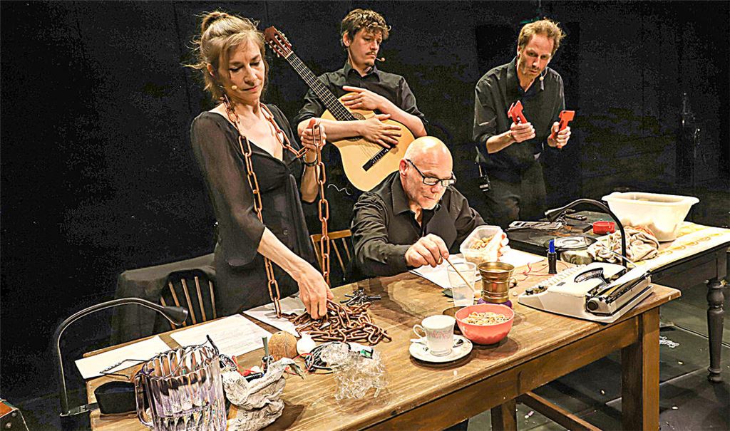 Nika Wanderer (v.li.), David Meyer, Markus Löchner und Andreas C. Meyer nutzen verschiedene Utensilien, um damit Geräusche zu erzeugen. Foto: Theater Pforzheim