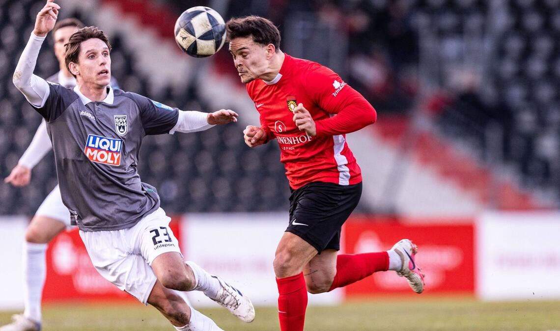 Niklas Pollex (re.) von der SG Sonnenhof im Duell mit Ulms Max Brandt – Großaspach setzt sich gegen den Drittligisten durch.