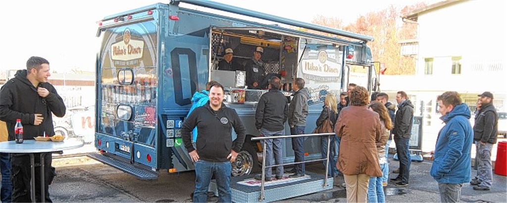 Niko Yannoupoulos (im Vordergrund) bietet in seinem Foodtruck „Niko’s Diner“ hochwertiges SlowFood mit Rohware vom heimischen Metzgerhandwerk.