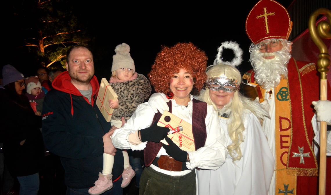 Nikolaus (Martin Renner), Christkind (Selma Özer) und Weihnachtswichtel (Stephanie Däbritz) beeindrucken die kleine Lia und ihren Vater Anton Kühn. Foto: Stahlfeld