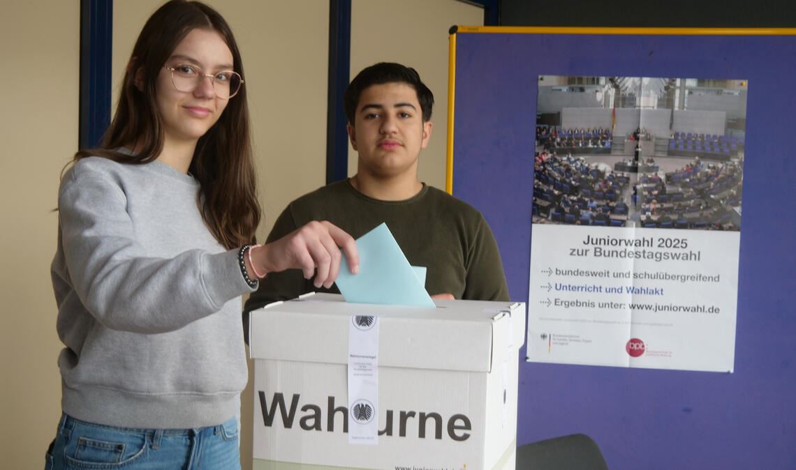 Nikolina Mircic und Cuma Yilmazer zählen zu den Schülern, die ihre Stimme abgeben. Foto: Friedrich
