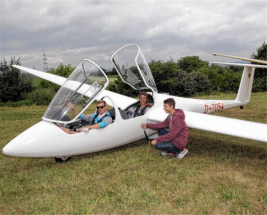 Nils Brunhorn, Matthias Muthsam und Justin Karst (v. li.) bereiten einen Start vor. Kleines Bild oben: Jetzt kann es losgehen. Unten: der Flieger im Landeanflug. Fotos: Sadler