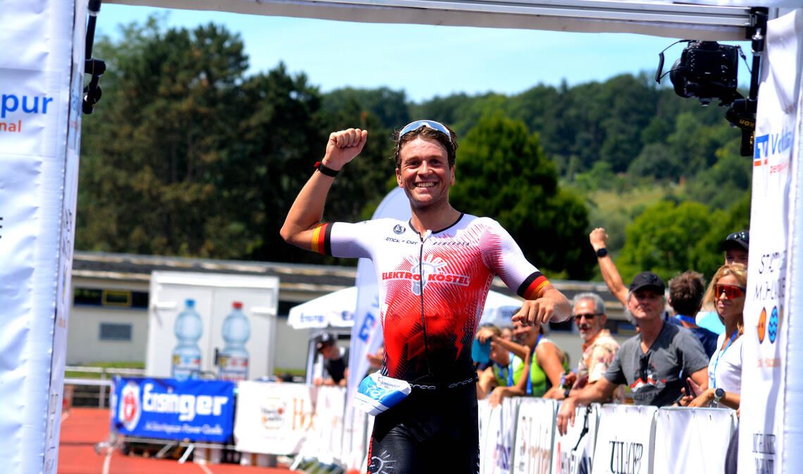 Nils Lorenz gewinnt die Olympische Distanz mit einem großen Vorsprung.