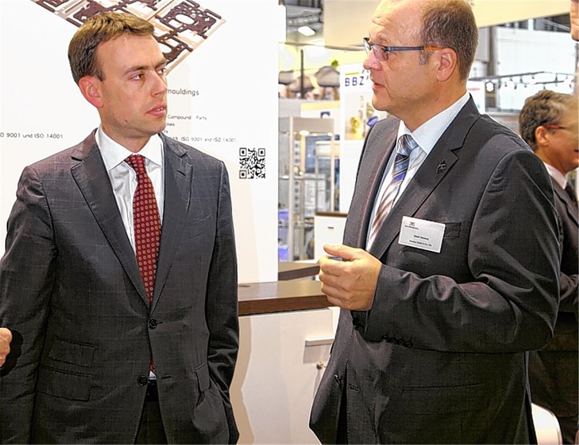 Nils Schmid im Dialog mit Ulrich Hornung von der Ötisheimer Firma Kummer. Foto: privat