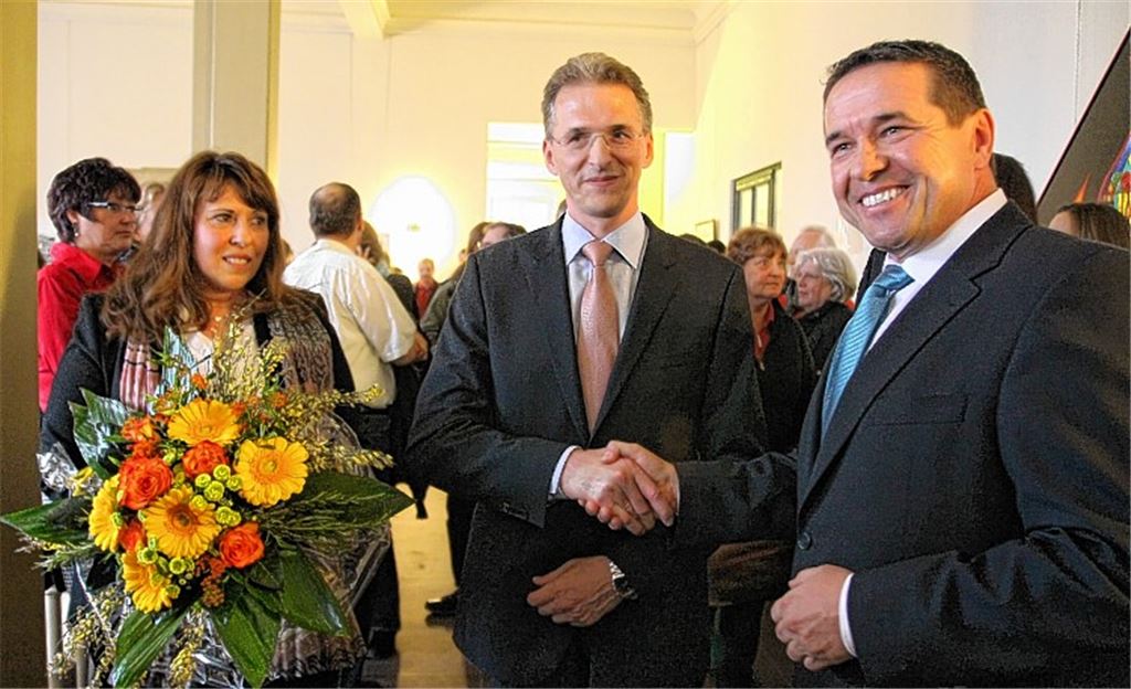 Nimmt die Niederlage gefasst: Nach nur einer Periode als Bürgermeister muss Amtsinhaber Uwe Rupp (re.) am Wahlabend Jürgen Troll zu seinem triumphalen Sieg gratulieren. 