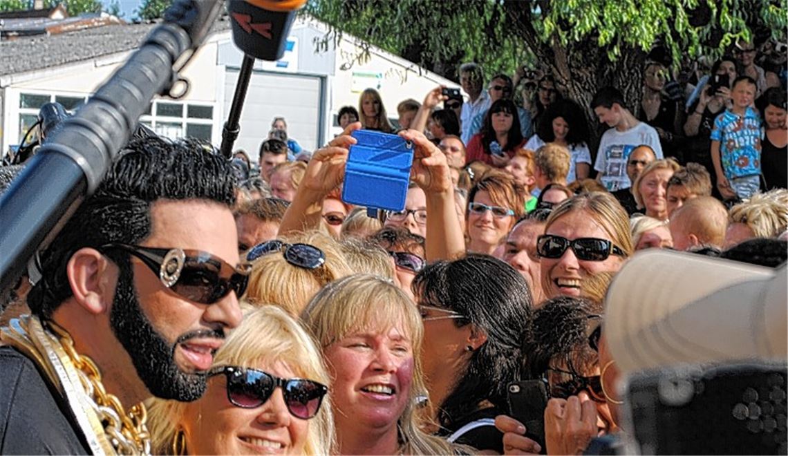 Nimmt sich Zeit für seine Fans: Harald Glööckler (li.).