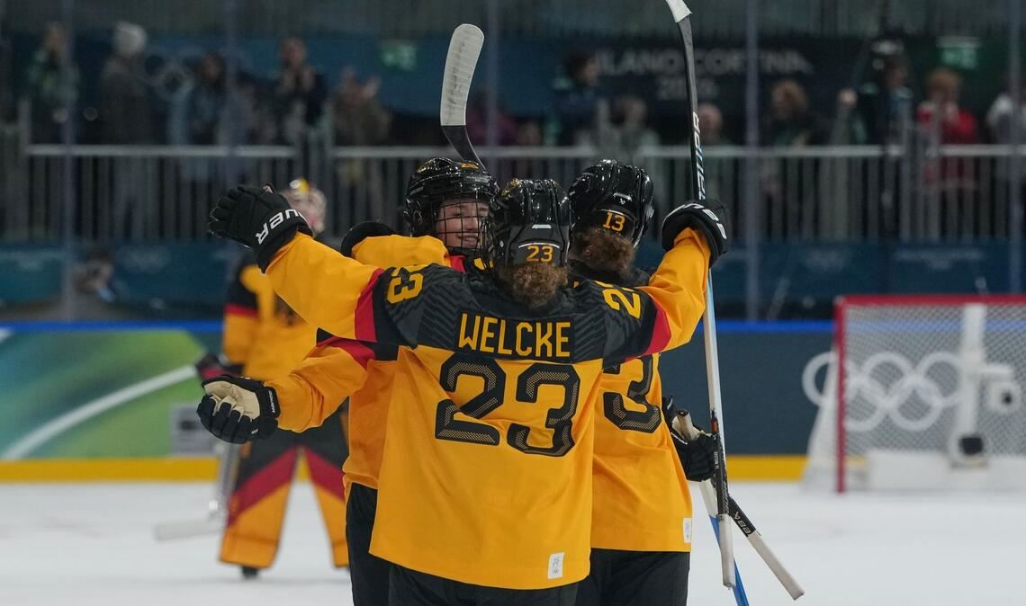 Nina Jobst-Smith feiert das 2:1 mit Lilli und Luisa Welcke.