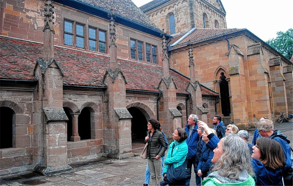 Dämonen blicken auf Klosterbesucher