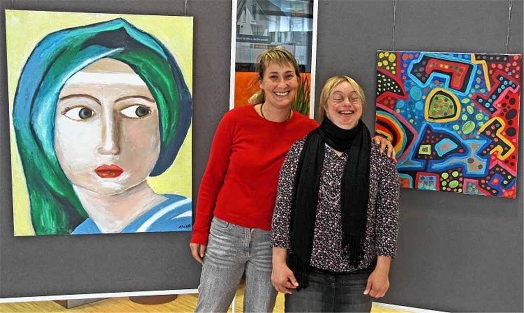 Nina Paegel (li.) und Ines Scheuerpflug stellen gemeinsam mit anderen Mitgliedern der Künstlergruppe der Lebenshilfe Pforzheim-Enzkreis ihre Werke im Mühlacker Volksbankhaus aus. Foto: Goertz