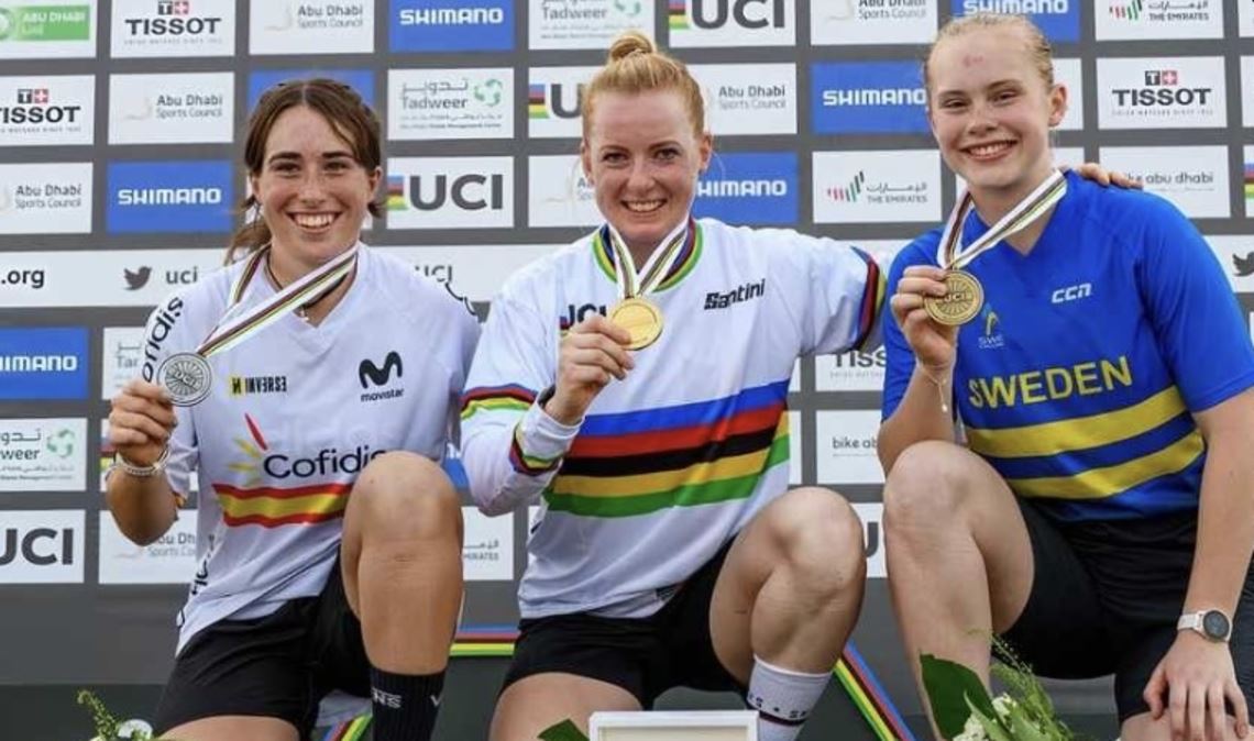 Nina Reichenbach (Mitte) feiert in Abu Dhabei ihren bislang emotionalsten WM-Titel.