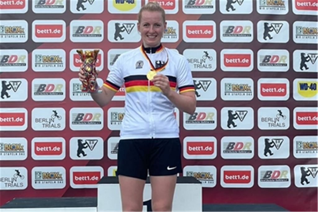 Nina Reichenbach freut sich über ihren inzwischen siebte Goldmedaille bei den Deutschen Meisterschaften im Fahrrad-Trial. Foto: Kevin Haas