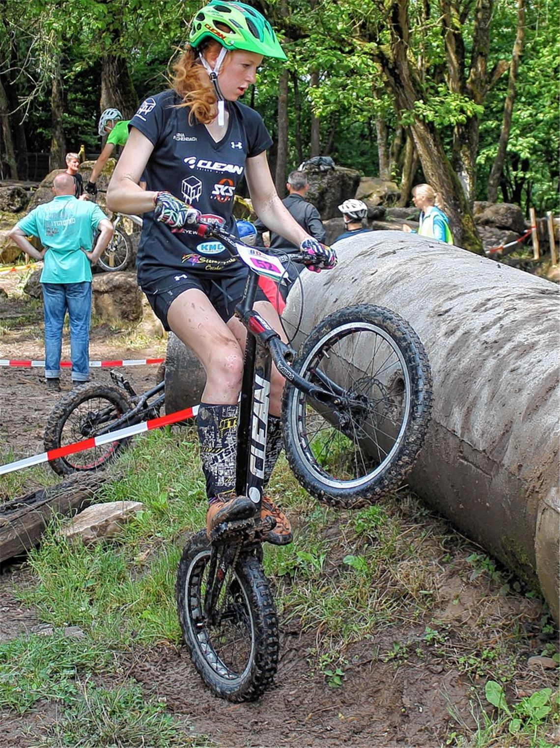 Nina Reichenbach meistert die Herausforderung auf glitschigem Untergrund.