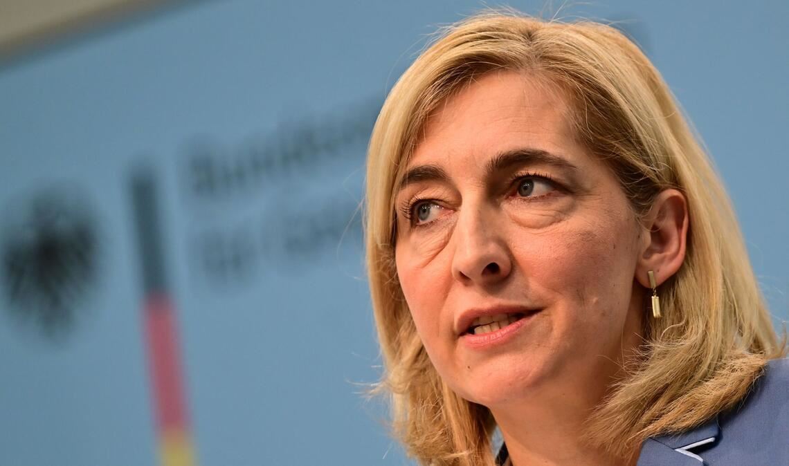 Nina Warken (CDU), Bundesministerin für Gesundheit, plant die Pflegebeiträge für Kinderlose laut einem Bericht anzuheben (Archivfoto).