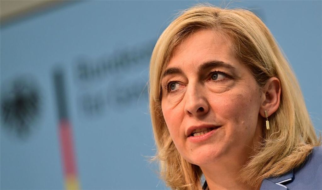 Nina Warken (CDU), Bundesministerin für Gesundheit, plant die Pflegebeiträge für Kinderlose laut einem Bericht anzuheben (Archivfoto).