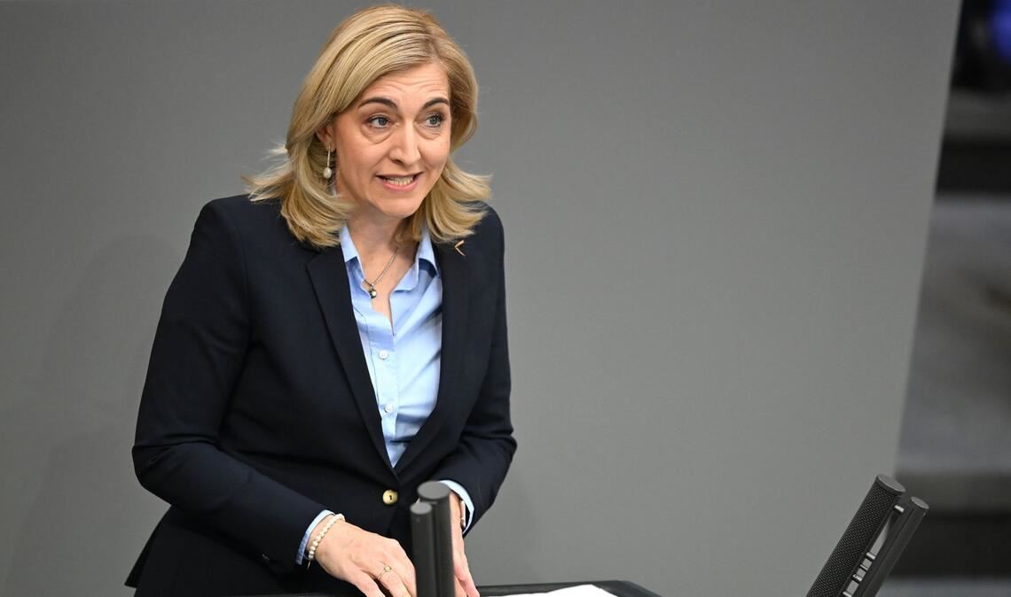Nina Warken (CDU), Bundesministerin für Gesundheit, spricht zum GKV-Beitragssatzstabilisierungsgesetz im Plenarsaal im Bundestag.