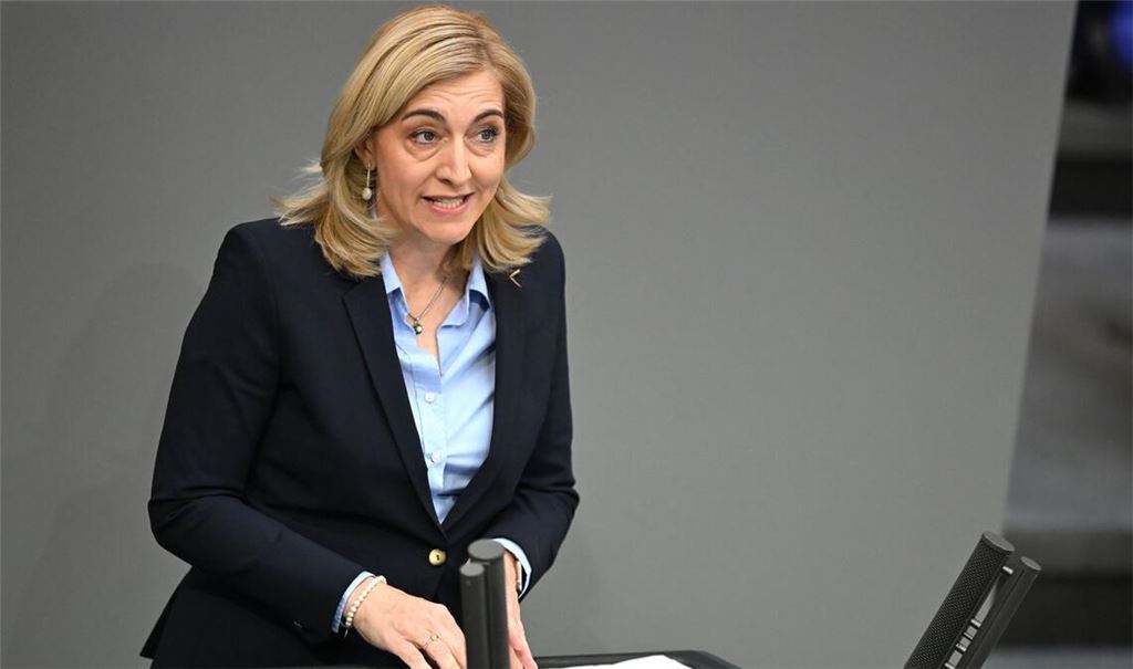 Nina Warken (CDU), Bundesministerin für Gesundheit, spricht zum GKV-Beitragssatzstabilisierungsgesetz im Plenarsaal im Bundestag.