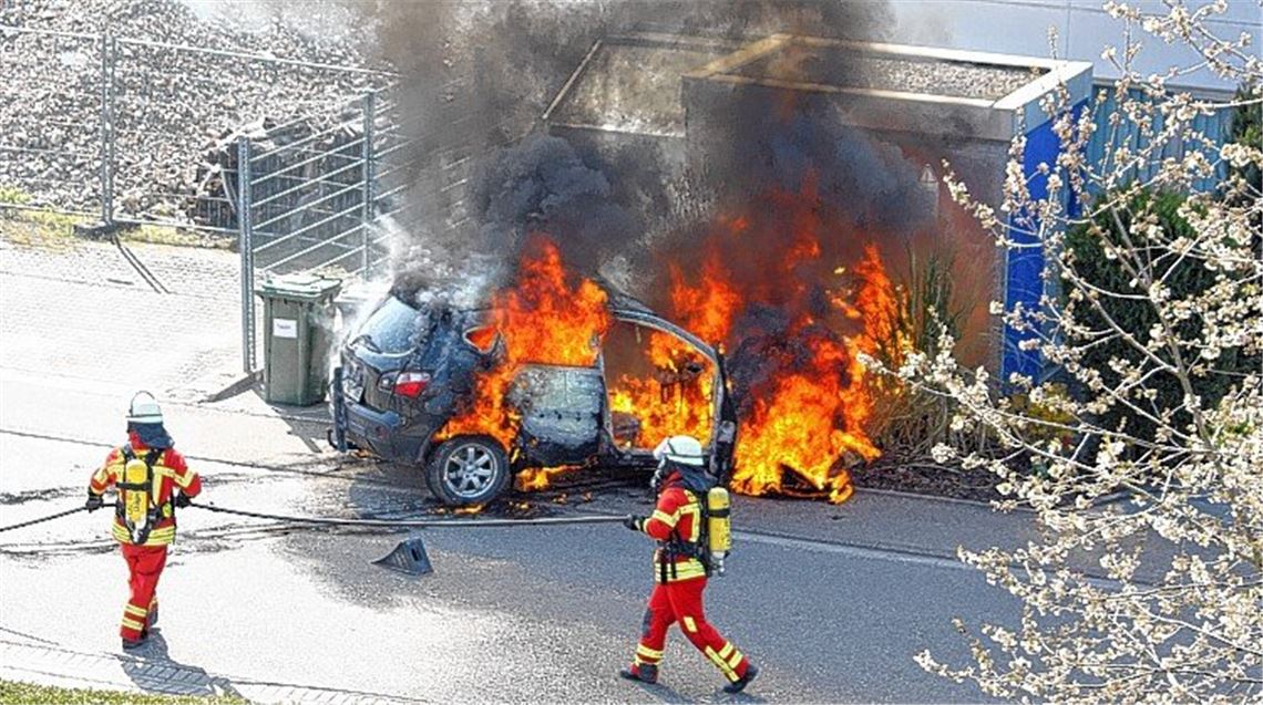 Knittlingen: Auto steht in Flammen