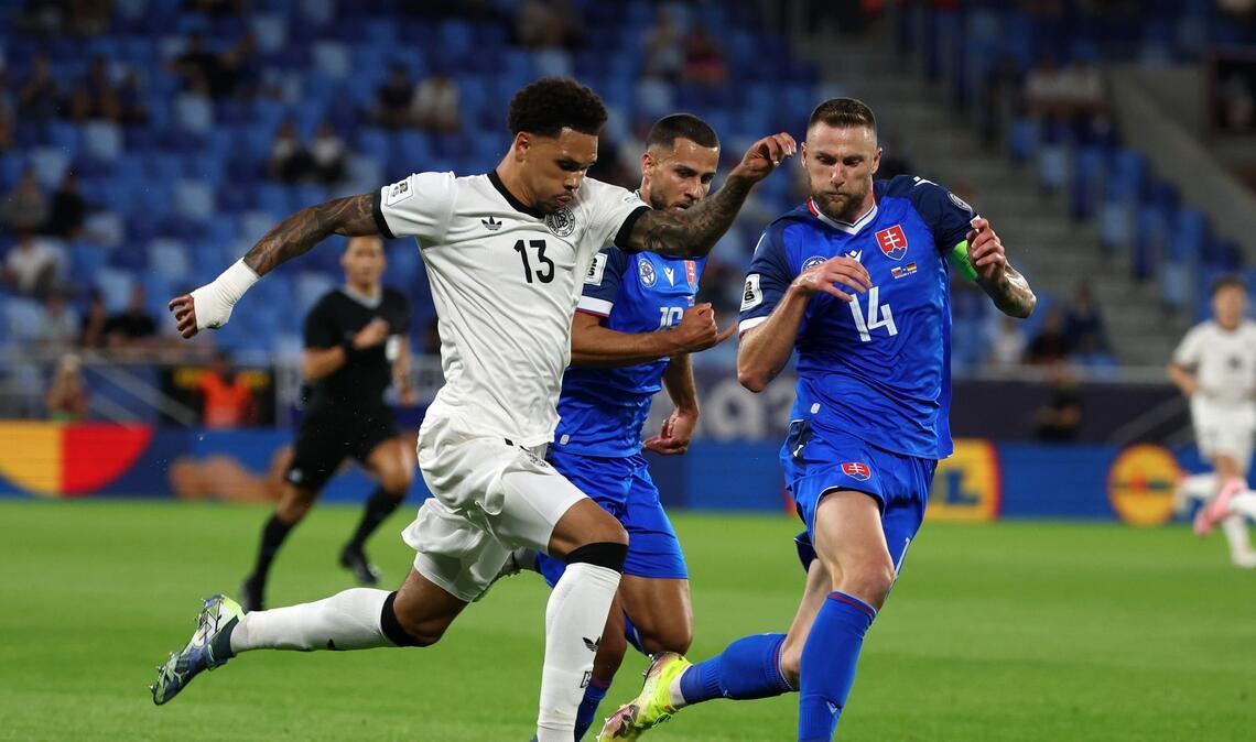 Nnamdi Collins (l) konnte bei seinem Länderspiel-Debüt nicht liefern.