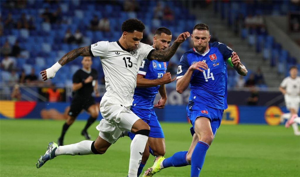 Nnamdi Collins (l) konnte bei seinem Länderspiel-Debüt nicht liefern.