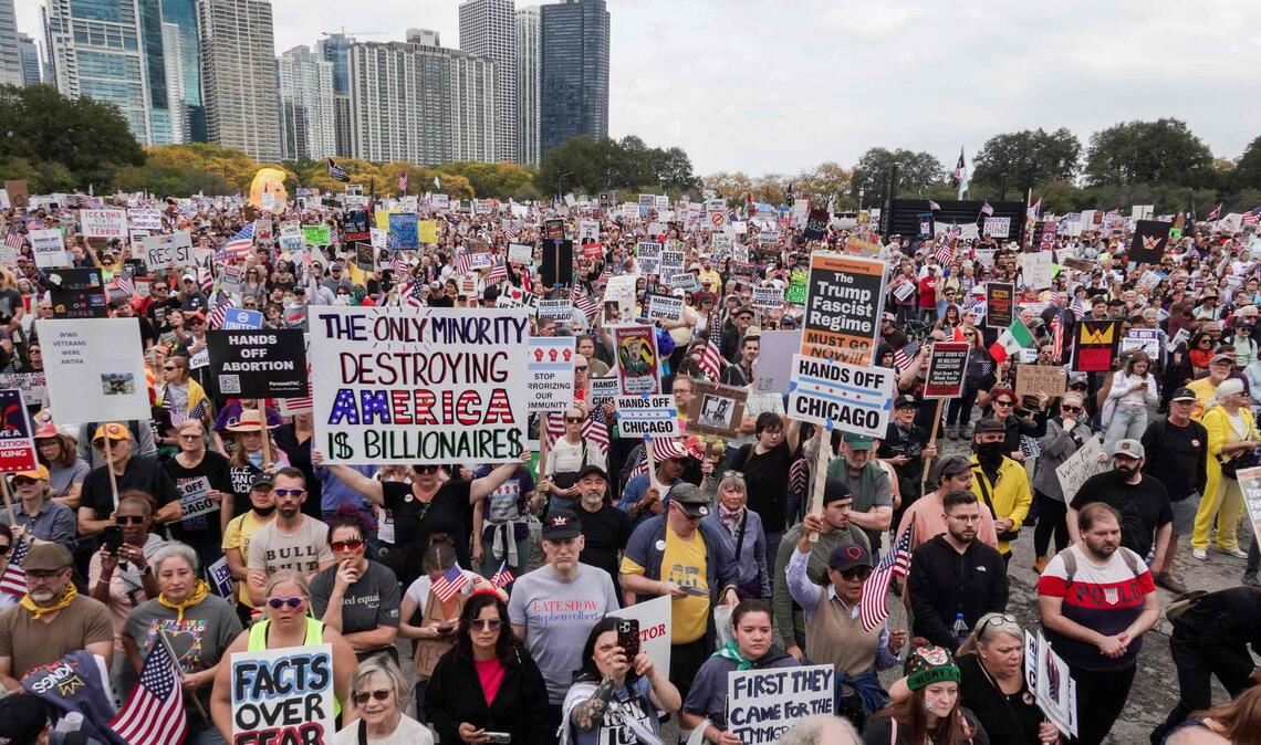 Millionen Menschen gehen in den USA gegen Donald Trump auf die Straße „No Kings“-Protest in Chicago, Illinois