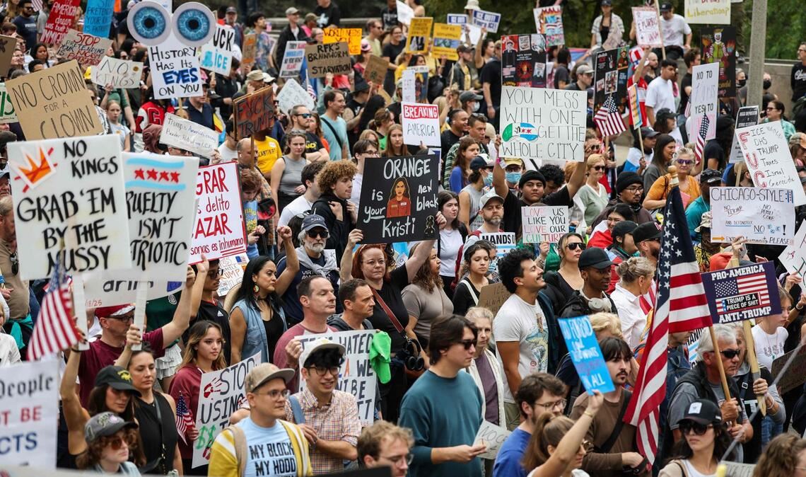 Millionen Menschen gehen in den USA gegen Donald Trump auf die Straße „No Kings“-Protest in Chicago, Illinois