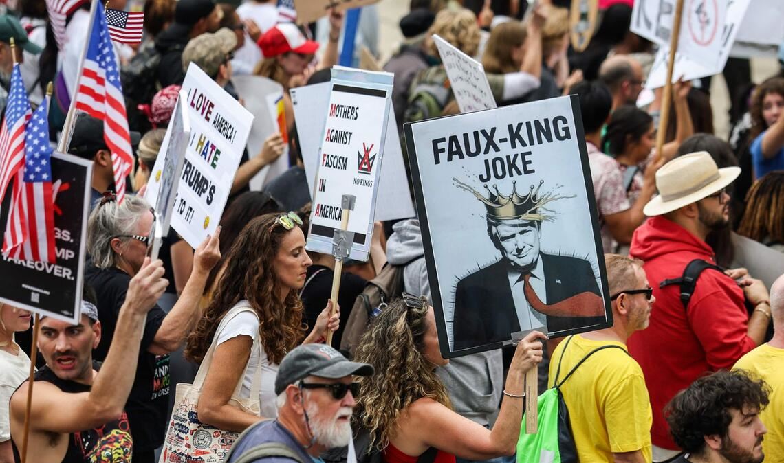Millionen Menschen gehen in den USA gegen Donald Trump auf die Straße „No Kings“-Protest in Chicago, Illinois