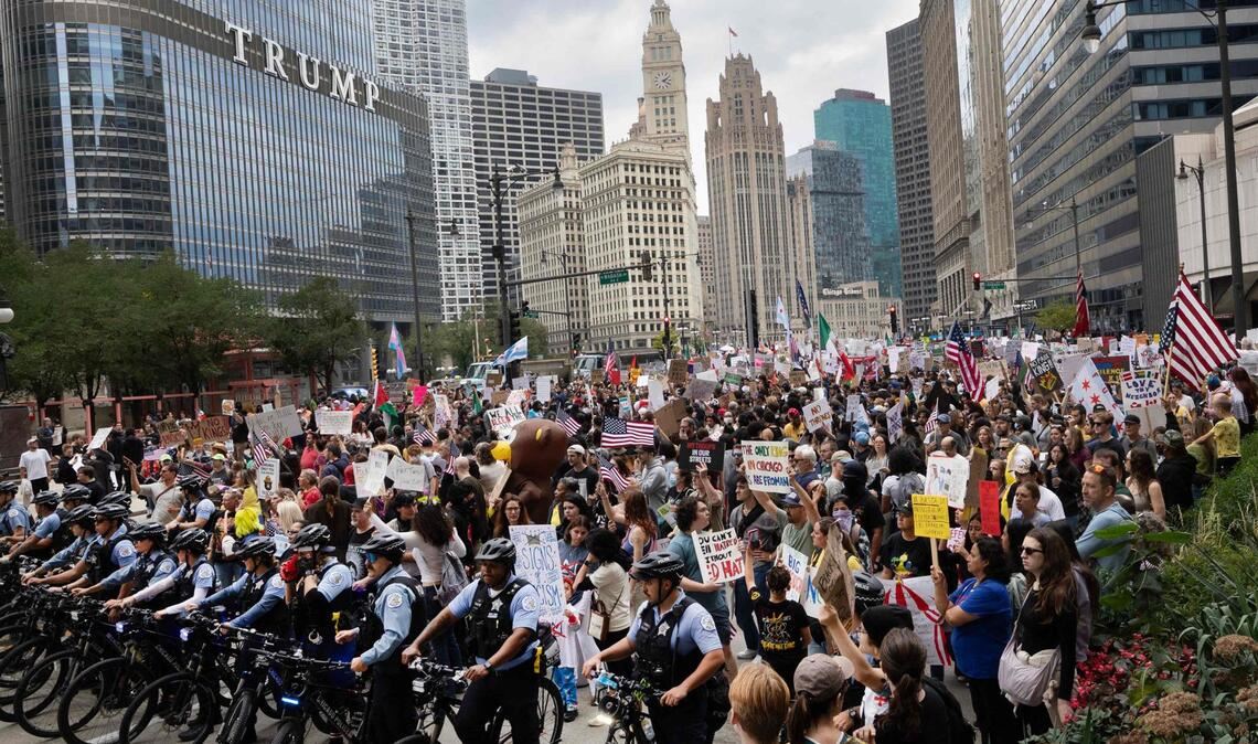 Millionen Menschen gehen in den USA gegen Donald Trump auf die Straße „No Kings“-Protest in Chicago, Illinois