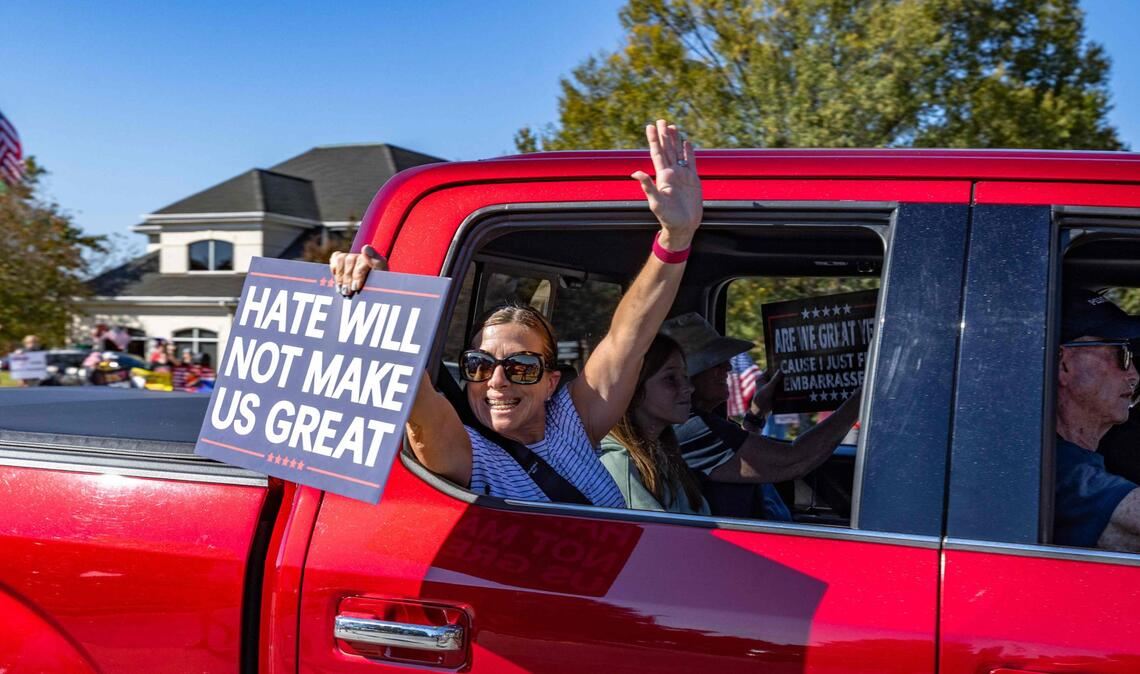 Millionen Menschen gehen in den USA gegen Donald Trump auf die Straße „No Kings“-Protest in Cornelius, North Carolina