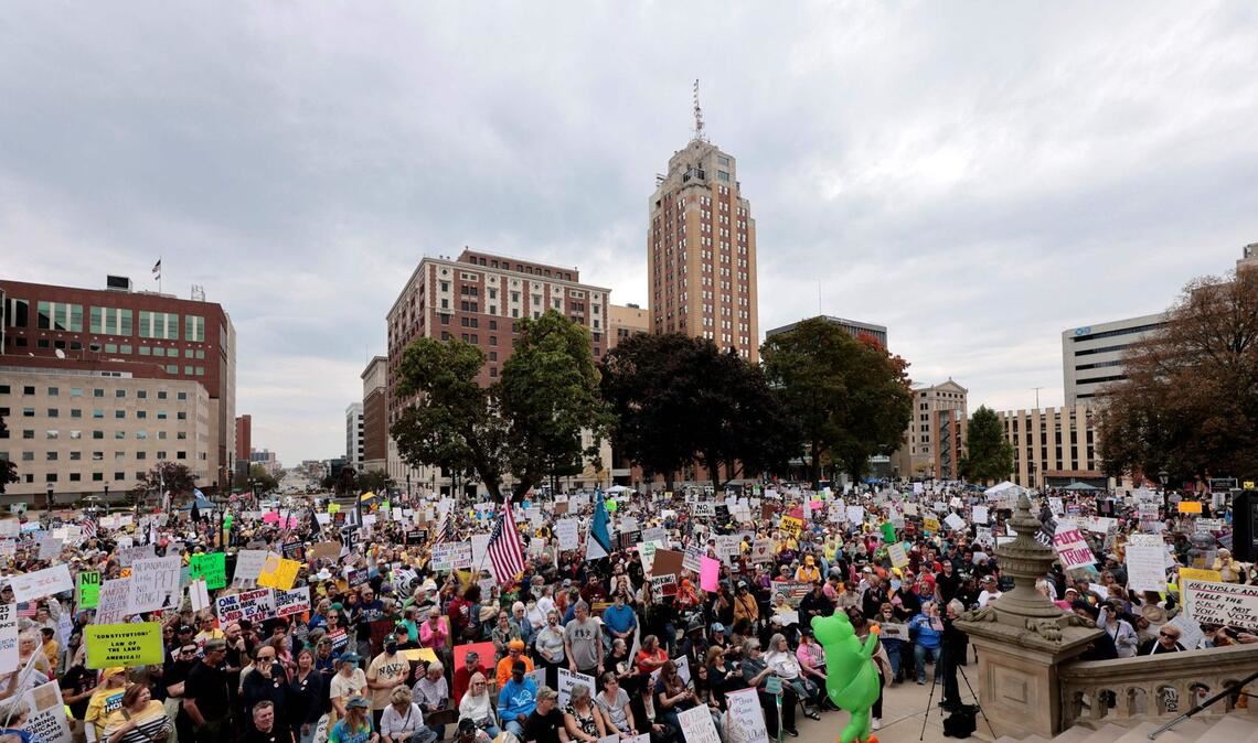 Millionen Menschen gehen in den USA gegen Donald Trump auf die Straße „No Kings“-Protest in Landing, Michigan