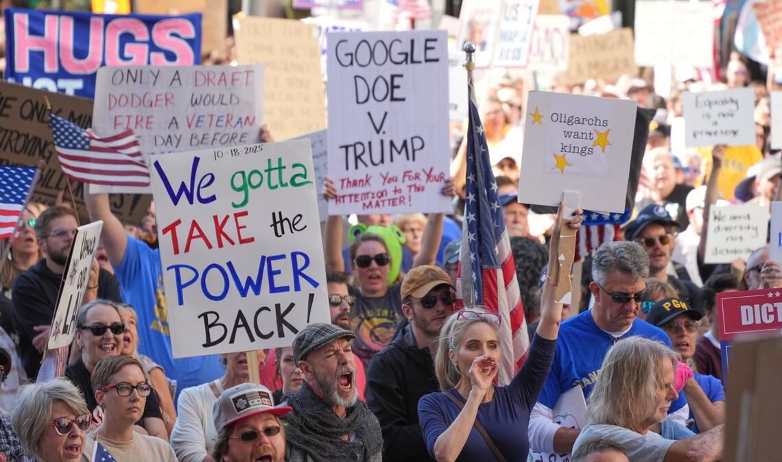 Millionen Menschen gehen in den USA gegen Donald Trump auf die Straße „No Kings“-Protest in Pittsburgh, Pennsylvania